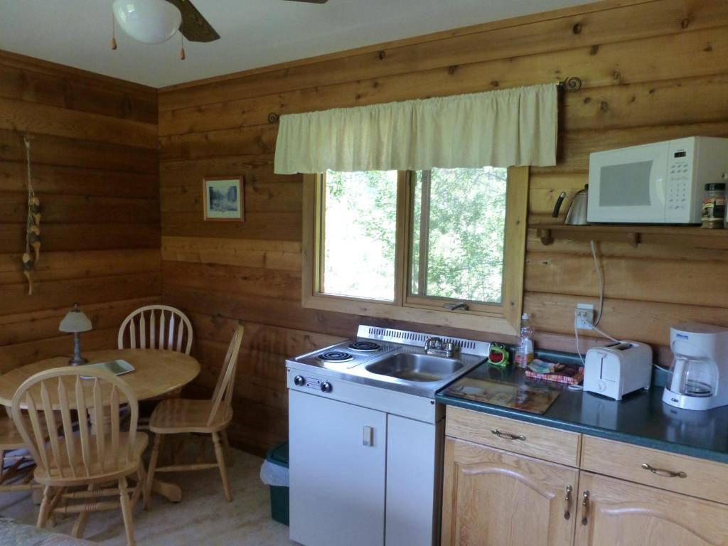 Mica Mountain Lodge & Log Cabins Tete Jaune Cache Room photo